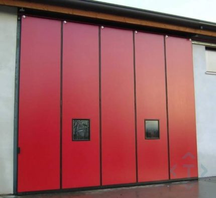 Складные ворота DoorHan красного цвета