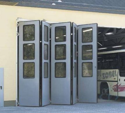 Складчатые ворота DoorHan серые 4500х3000