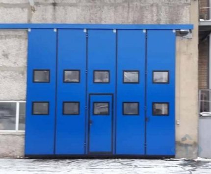 Складные ворота DoorHan с окнами и дверью