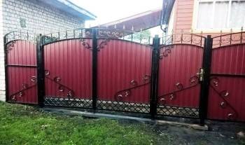 Распашные дачные ворота с калиткой и элементами ковки