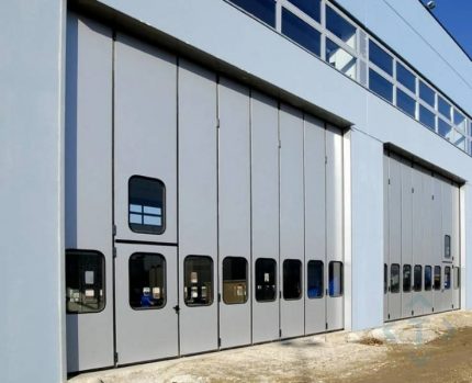 Складчатые ворота DoorHan с остеклением