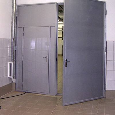 Распашные серые противопожарные ворота с калиткой ПВСК-1