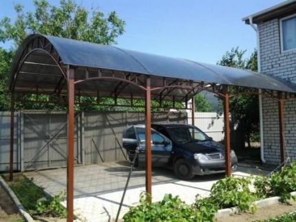 Садовый навес из поликарбоната для двух автомобилей