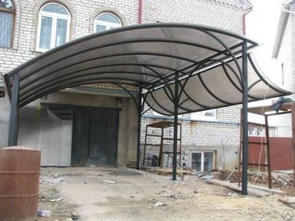 Навес из поликарбоната для автомобиля перед домом