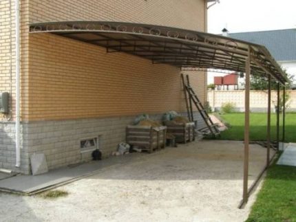 Односкатный арочный навес примыкающий к дому