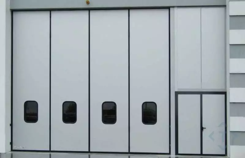 Складчатые ворота DoorHan со встроенной дверью